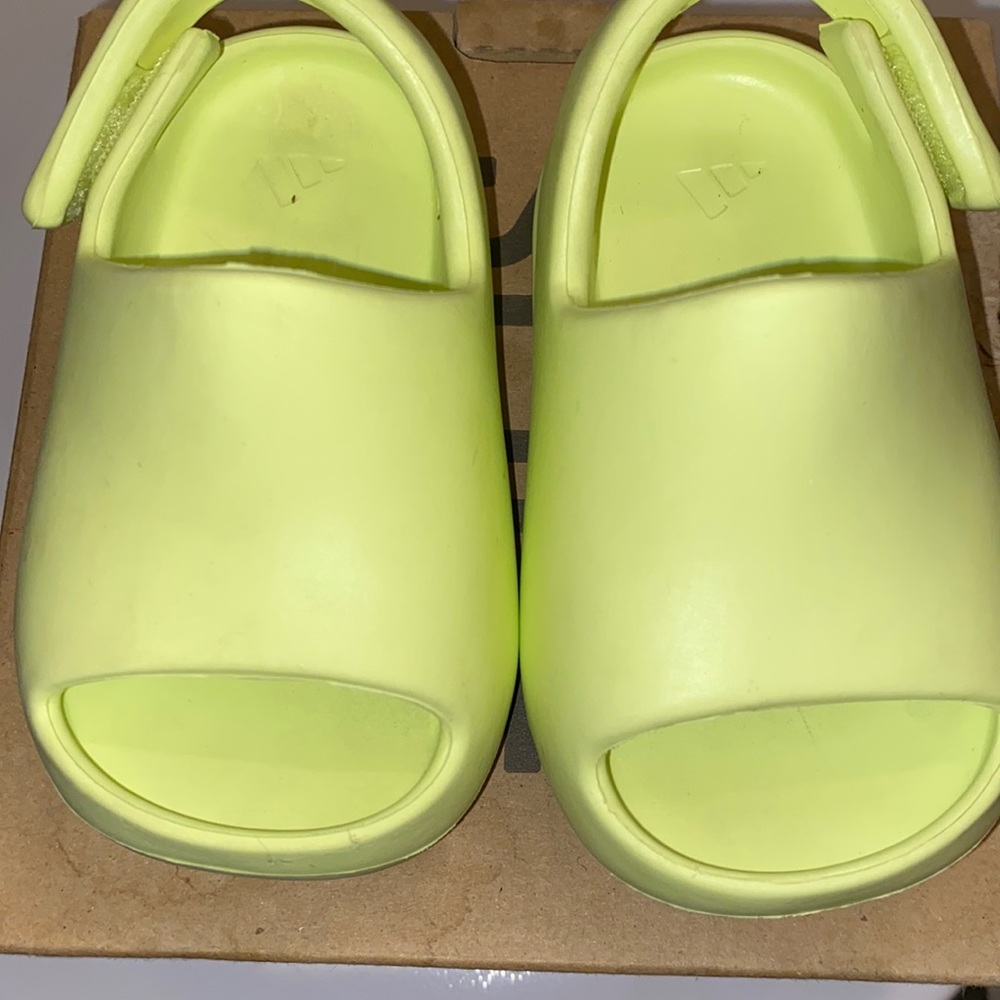 Toddler size 5 yeezy slides